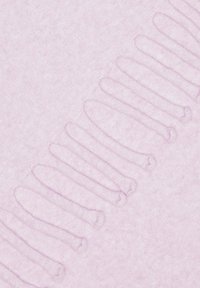 Tissu violet clair présentant des boucles allongées en relief dans un motif répétitif, créant une texture sur la surface. Apparence douce et lisse.