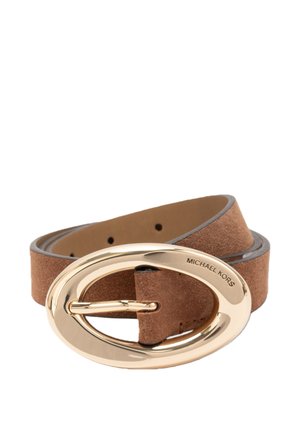 Bruine suède leren riem met een brede, goudkleurige ovale gesp, voorzien van een geperkt merkembleem en een gladde randafwerking.
