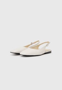 Balerini slingback albe cu vârf ascuțit, realizate dintr-un material de piele netedă, cu un design minimalistic și o curea subțire pentru glezna cu cataramă.