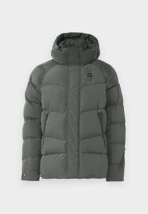 Chaqueta acolchada con capucha en gris oscuro, que cuenta con bolsillos laterales con cremallera, una textura suave y un tejido duradero con un acabado mate.