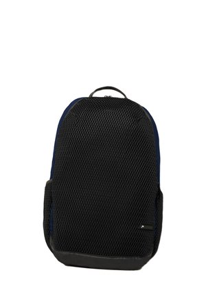 Sac à dos en maille noire avec un dos en tissu bleu marine lisse, de forme courbée, doté d'une poignée supérieure et de poches latérales, présentant une surface texturée et des accents minimaux.