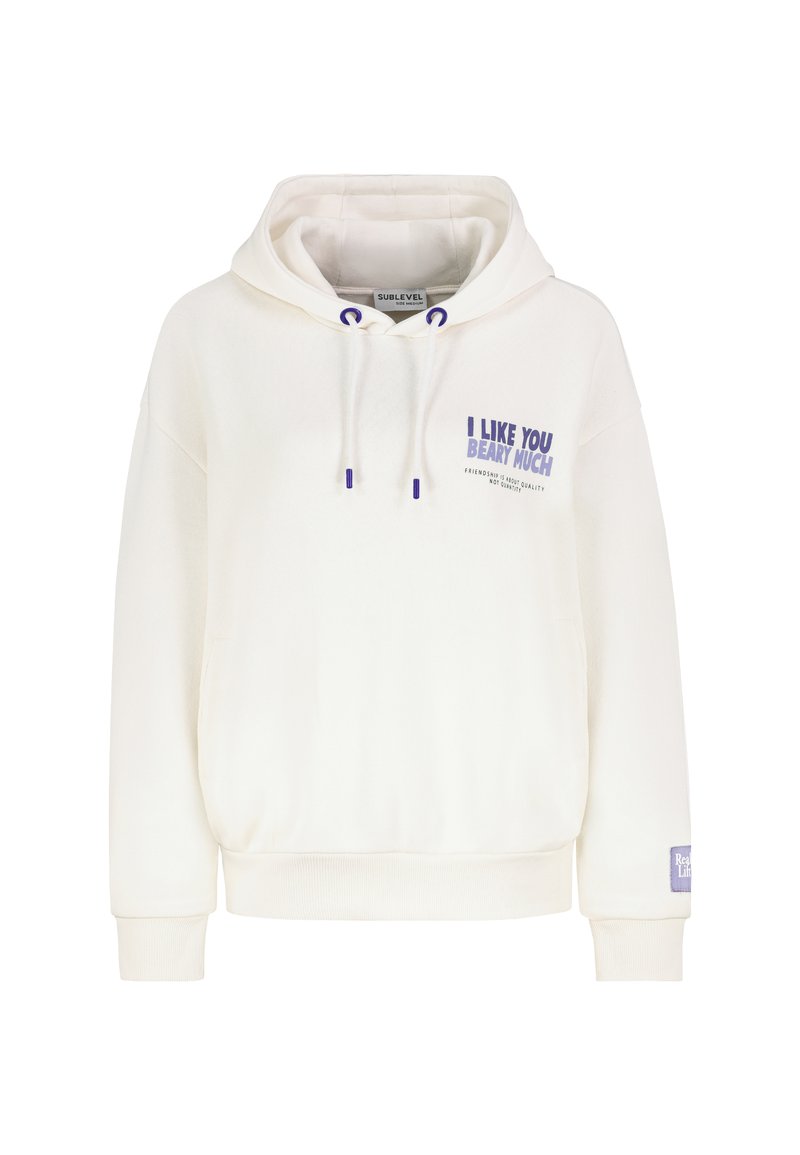 Witte hoodie van zachte stof, met een voorkantzak en paarse trekkoorden. Tekst op de voorkant luidt: "IK VIND JE BEARY LEUK."