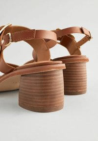 Next FOREVER COMFORT BUCKLE - Szandálok - tan brown