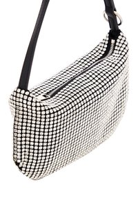 Borsa nera coperta di strass trasparenti, forma rettangolare, chiusura con zip e una sola tracolla nera. Texture liscia e superficie lucida.