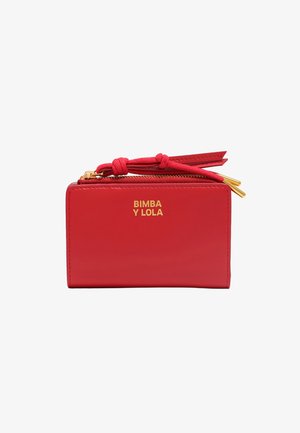 Czerwony portfel Bimba y Lola z złotym zamek błyskawiczny i węzłowym szczegółem czerwonego paska na białym tle.