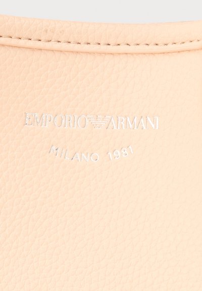 Μπεζ υφασμένο δερμάτινο φινίρισμα με ανάγλυφο ασημένιο λογότυπο "Emporio Armani Milano 1981" και διπλό ραφτό ρέλι στην επάνω άκρη.