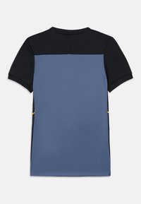 Tricou cu manșă scurtă, având o parte superioară solid neagră și o secțiune inferioară din plasă albastră, cu accente galbene pe laturi pentru detalii.