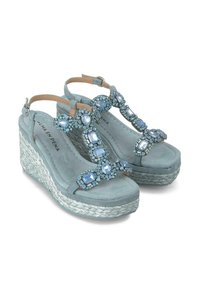 Sandali a zeppa in suede blu con decorazioni in strass, cinturino alla caviglia regolabile e piattaforma in juta intrecciata. Superficie liscia, design open-toe.