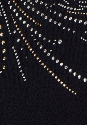 Tessuto nero adornato con cristalli scintillanti sparsi, inclusi accenti dorati, creando un motivo diagonale sulla superficie.