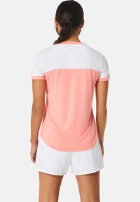 ASICS COURT SS  - T-shirt - bas - guava brilliant white