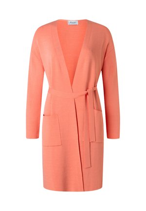 Koraalkleurige gebreide cardigan met lange mouwen, een open voorkant, twee zakken aan de voorkant en een bijpassende riem die in de taille is gestrikt.