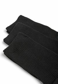 Sorte ribbede sokker lavet af et blødt stof, der viser et struktureret design med en glat manchet. Tre par stablet horisontalt.