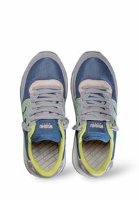 Sneaker blu e grigi con trama in rete, dotati di dettagli verdi, colletto imbottito e logo sulla linguetta, insieme a lacci piatti.