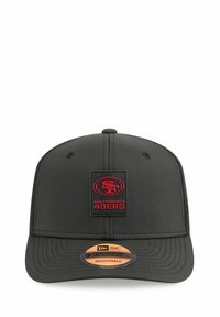 Casquette noire ajustable au design structuré, arborant un patch logo rouge des San Francisco 49ers à l'avant et des coutures texturées sur la visière.