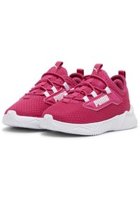 Růžové sportovní boty vyrobené z prodyšného materiálu, s bílými akcenty, texturovanou podrážkou a výrazným logem na boku. Lehký design.