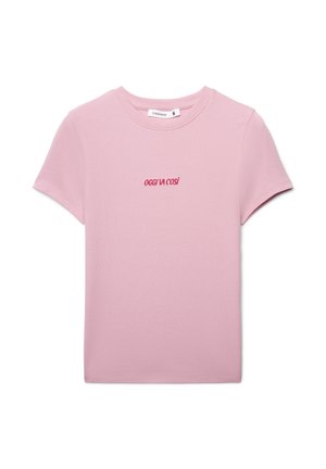 Maglietta di cotone rosa con maniche corte, collo a giro e testo ricamato "OGGI VA COSÌ" in rosa scuro.