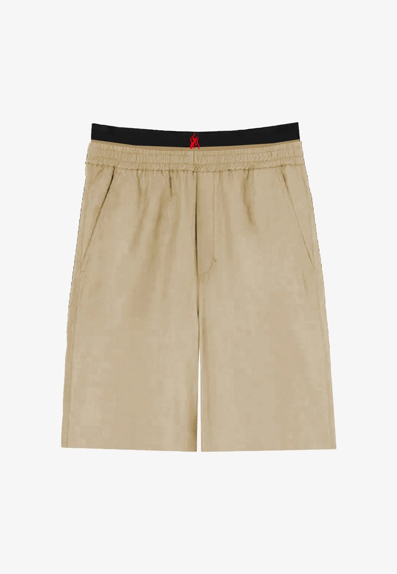 Pantaloni corti beige con tasche laterali, elastico nero in vita con logo a fiamma rossa, texture liscia e design ampio e dritto.