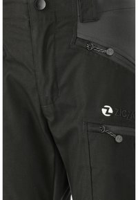 Schwarze Outdoor-Hosen aus strapazierfähigem Stoff, mit einer Reißverschlusstasche, genähten Akzenten und einem in Weiß gestickten Logo.