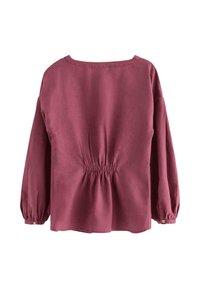 Langærmet, løstsiddende top i burgundy linned, med samlet elastikdetalje på ryggen og en bred bådhalset udskæring.