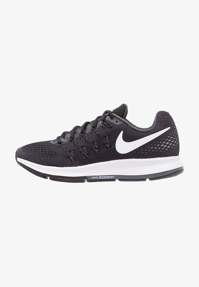 Chaussure de course Nike Zoom noire avec logo swoosh blanc, semelle intermédiaire blanche et semelle extérieure noire texturée, vue de côté.