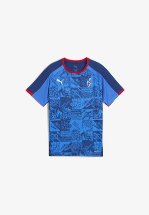 Maglietta sportiva a maniche corte blu con motivi grafici in diverse sfumature di blu, dotata di un collo rosso e accenti laterali. Realizzata in tessuto traspirante.