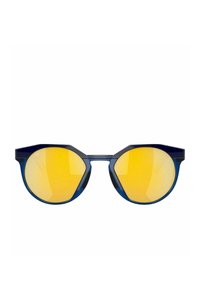 Okrągłe okulary przeciwsłoneczne z niebieską plastikową oprawką i dużymi, żółtymi lustrzanymi soczewkami. Charakteryzują się kanciastymi krawędziami i minimalistycznym wzornictwem.