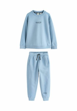 Lyseblå langærmet sweatshirt og matchende joggingbukser med sort "BAKER" logo tekst på brystet og nederste venstre ben.
