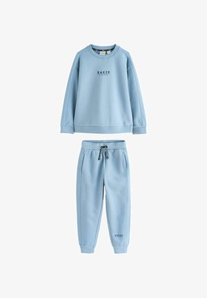 Lyseblå langærmet sweatshirt og matchende joggingbukser med sort "BAKER" logo tekst på brystet og nederste venstre ben.