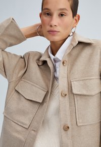 Touché Privé POCKET DETAILED  - Īss mētelis - beige
