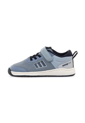 Zapatilla azul y gris con cordones negros, una tira de velcro, suela blanca, lengüeta negra y logo en el lateral y el talón.