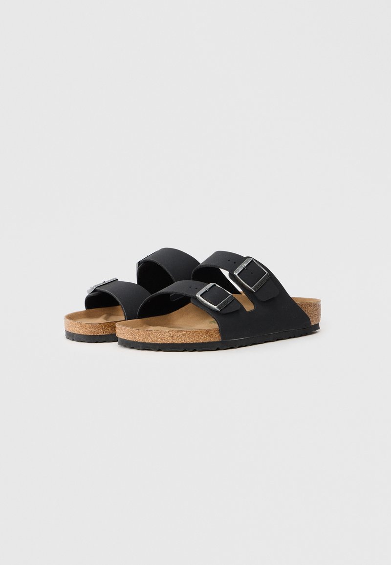 Schwarze Sandalen mit zwei verstellbaren Riemen, silbernen Schnallen und einer Korksohle. Die Außensohle ist strukturiert für Grip und Haltbarkeit.