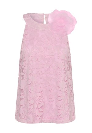 Ružové šaty bez rukávov s kvetinovou čipkovanou vrstvou a veľkým látkovým kvetom pripevneným pri výstrihu.