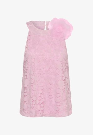 Ružičasta haljina bez rukava s cvjetnim čipkastim uzorkom i velikim tkanim cvijetom pričvršćenim blizu izreza.