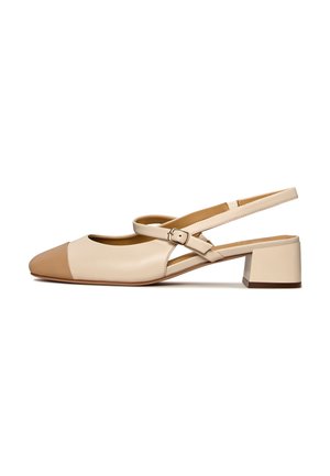 Scarpa slingback in pelle beige con punta arrotondata, punta in un marrone chiaro a contrasto e tacco basso a blocco. Include una cintura regolabile alla caviglia.