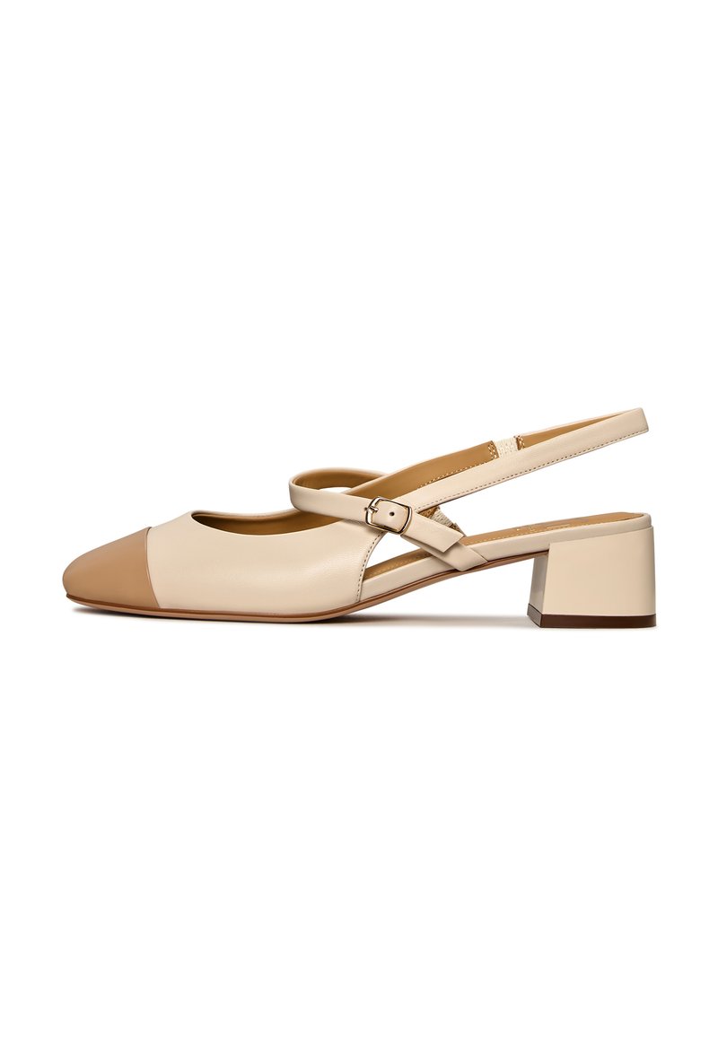 Scarpa slingback in pelle beige con punta arrotondata, punta in un marrone chiaro a contrasto e tacco basso a blocco. Include una cintura regolabile alla caviglia.