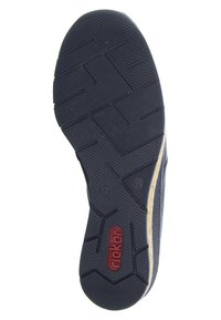 Schwarze Gummisohle mit strukturierten Griffmustern; umfasst eine beige Zwischensohle und rote "rieker"-Markierung an der Seite.