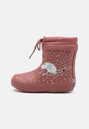 Botte de pluie rose pour enfants avec un motif de flocons de neige blancs, un personnage de dessin animé en train de skier, et un bord en tissu avec une fermeture à cordon.