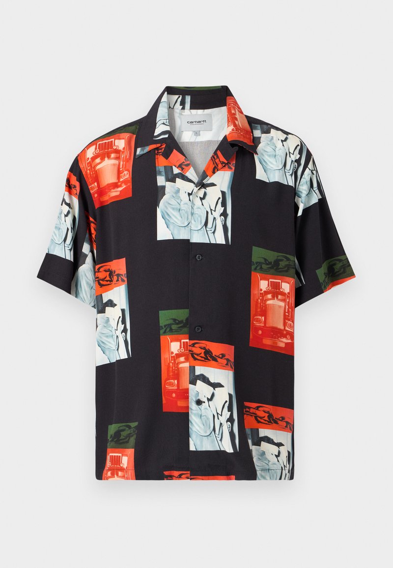 Camicia a maniche corte con bottoni in tessuto nero caratterizzata da un collage di motivi vivaci in rosso, verde e blu, con una vestibilità comoda e colletto standard.