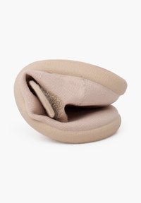 Helle beige faltbare Hausschuhe mit einem weichen Stoff-Obermaterial und einer glatten Sohle, die für Komfort und einfache Aufbewahrung entworfen sind. Sichtbare strukturierte Akzente.