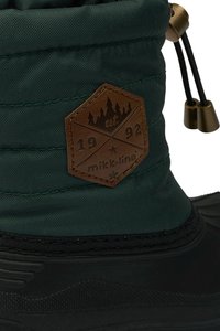 Zeleni tekstilni čizmici s podstavljenim gornjim dijelom, s smeškim kožnim logotipom, crnom gumiranom podlogom i podesivim vezicom na vrhu.