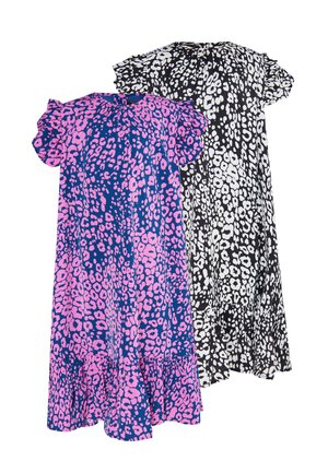Due vestiti a maniche corte con maniche e orlo arricciati, uno blu con macchie di leopardo rosa e uno nero con macchie di leopardo bianche.