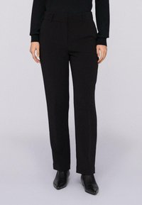 Czarne dopasowane spodnie o prostym kroju, z gładką teksturą, pętlami na pasek i czystym, eleganckim wykończeniem. Idealne do noszenia na formalne okazje.