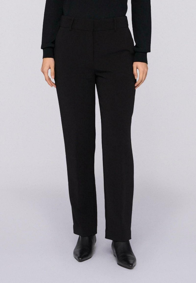 Czarne dopasowane spodnie o prostym kroju, z gładką teksturą, pętlami na pasek i czystym, eleganckim wykończeniem. Idealne do noszenia na formalne okazje.