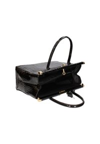 Borsa nera in pelle con stampa a coccodrillo, dotata di hardware dorato, design aperto e due manici. L'interno presenta un singolo scomparto e una tasca con zip.