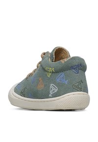 Scarpa in suede verde con superficie testurizzata e modelli di velieri multi-colore. Presenta punta rotonda, lacci frontali e suola in gomma bianca.