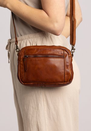 Borsa a tracolla in pelle marrone con finitura texture, dotata di una tasca frontale con zip e una tracolla regolabile. Forma compatta e rettangolare.
