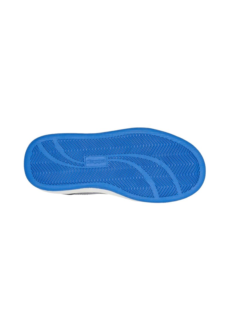 Suela de goma azul con agarre estampado, que presenta un borde exterior blanco y un logo en relieve. Textura suave con un diseño flexible adecuado para calzado.