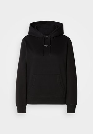 Zwarte hoodie van een katoenmix met een voorste buidelzak, koordjes op de capuchon en een klein wit logo op de borst. Zachte textuur.