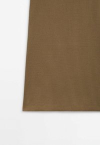 Tissu côtelé marron, coupe ajustée, surface texturée avec des lignes verticales et un ourlet net et droit en bas.