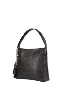 Sac en cuir noir avec une large bandoulière, des franges en chaîne argentée et un petit pendentif aux couleurs du drapeau italien.